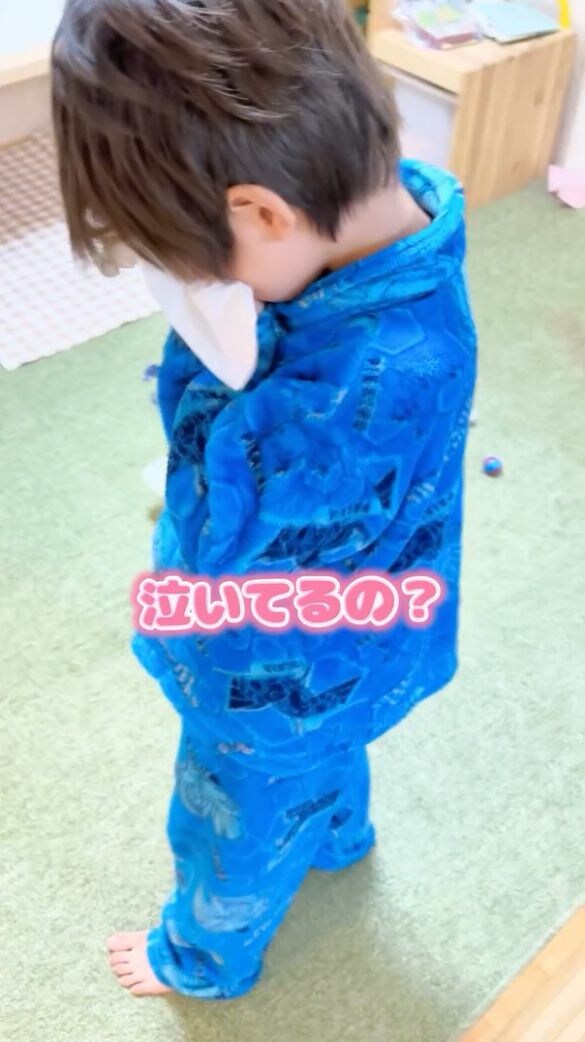  ママから妊娠を報告され、うれしくて泣いている