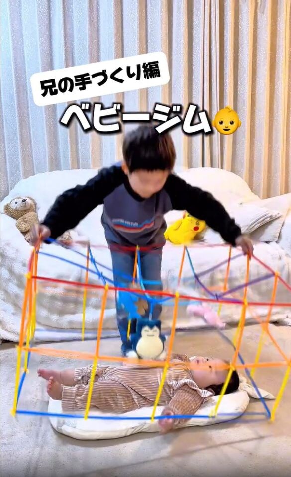  何本ものストローを使って自作したベビージム