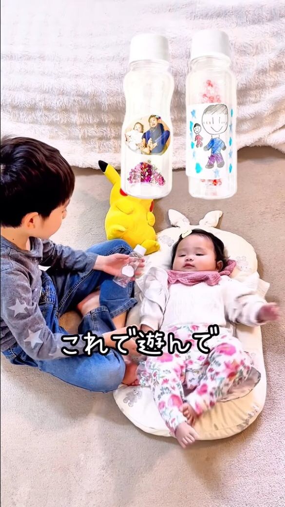  「にいにが旅行に行ってるとき、にいにのこと忘れないでね」とマラカスをプレゼント