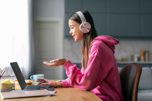 オンライン授業を受ける少女