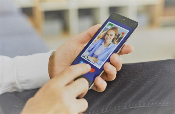 マッチングアプリ　男性　スマホ