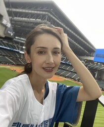 40歳・元TBSアナが電車内で“秘密の手つなぎ”を目撃→思わず投稿したら…。人々がSNSに求めているのって…？