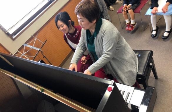  ピアノ教室のクリスマス会での私と母