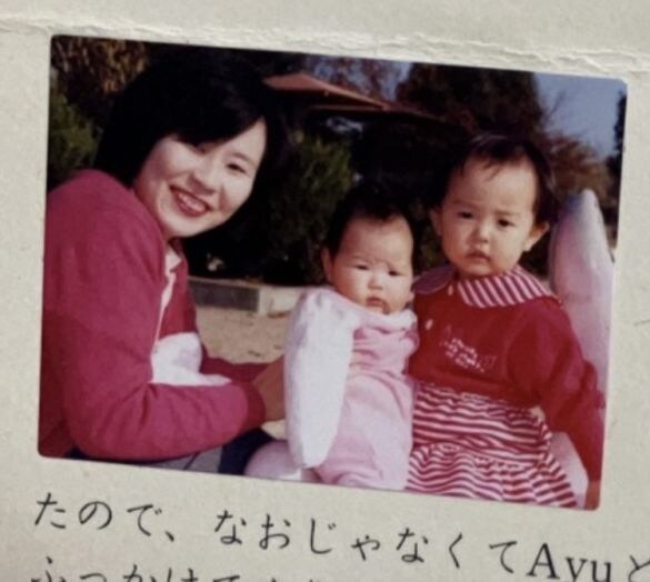  母と姉、中央のふてぶてしいまんまるが筆者。さすがにこのころは芸能の仕事をしていません
