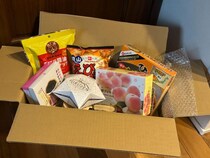 旅気分になれる？「おみやげ福袋」を楽天で買ってみたら…6000円で箱パンパン、12点の中身を全部見せ