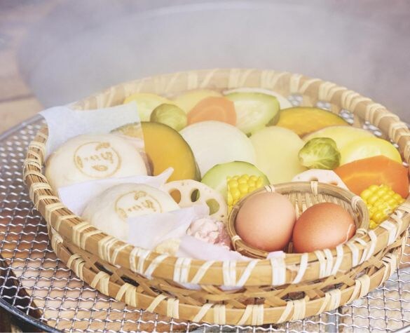  季節の野菜、鶏肉、豚まん、卵などが入った「玉手箱」（¥2,300）は人気No.1メニュー