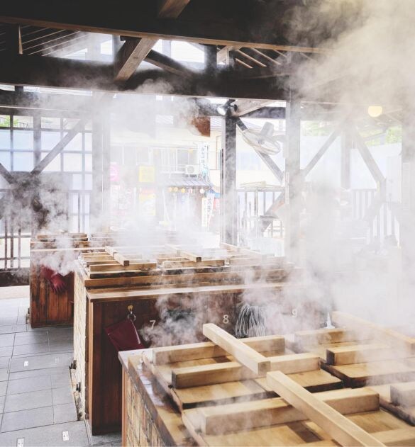  温泉の蒸気が噴き出す釜場。地獄蒸し体験はスタッフに教えてもらいながら行えます