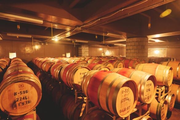  たくさんの樽が種類や年月ごとに並んでいる貯蔵庫