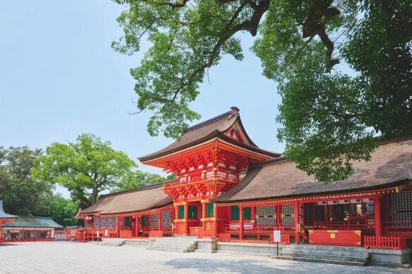  国宝である本殿を囲むように建つ南中楼門（みなみちゅうろうもん）