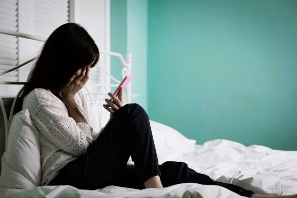 スマホを見る少女