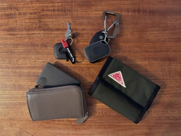 Stickerは小型なのでポーチや小銭入れの中にそのまま入る