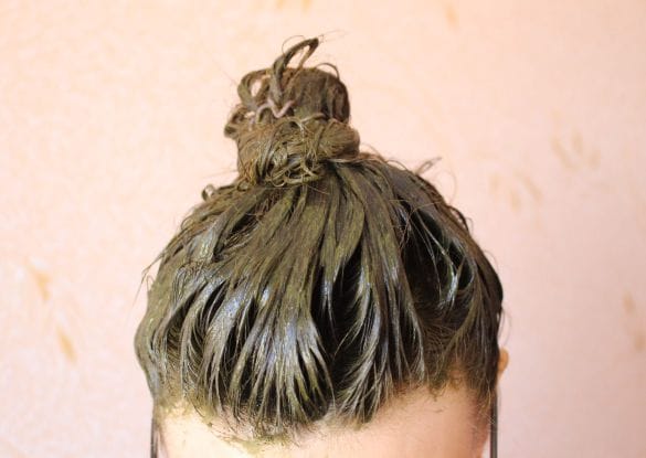  ヘナで染めているところ（イメージです）