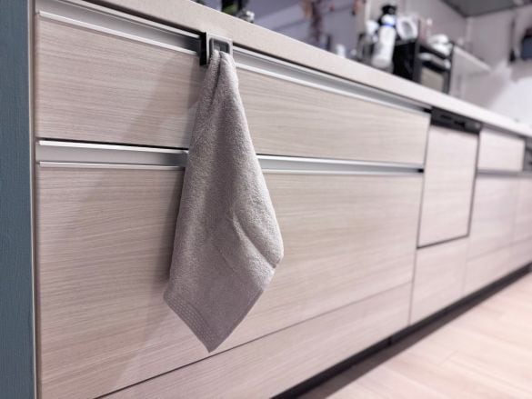 タオルを片手で押し込むだけ！ 3COINSのタオルホルダーが、キッチンの“最適解”だと思うワケ