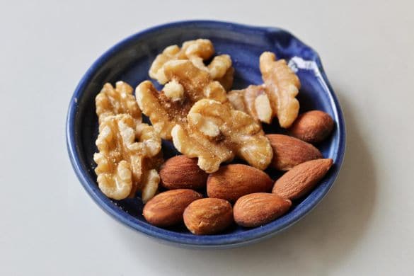 皿に盛られたアーモンドとくるみ