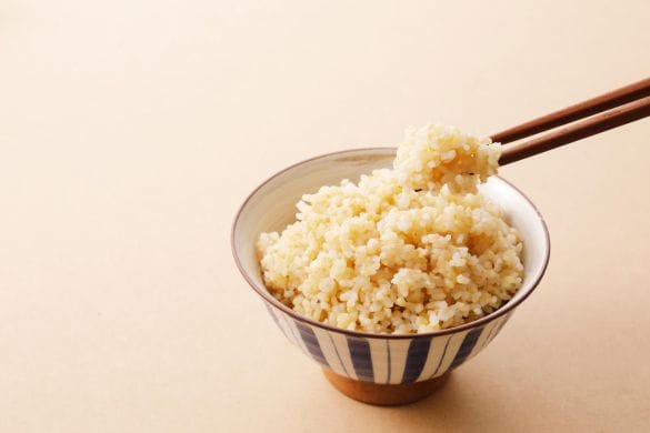お茶碗に盛られた玄米