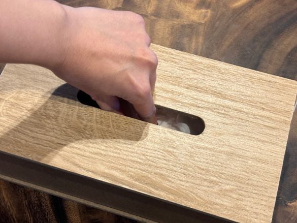 残り少ない“ソフトパックのティッシュ”異常に取りづらい問題。カインズの“398円ケース”で一発解決した