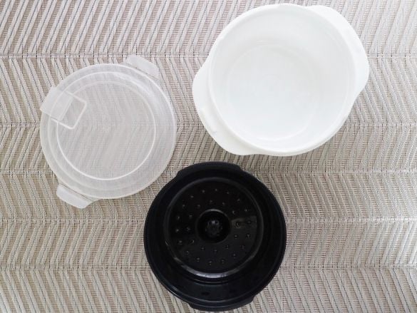 白色の容器と黒色の凸型中子、半透明のフタ