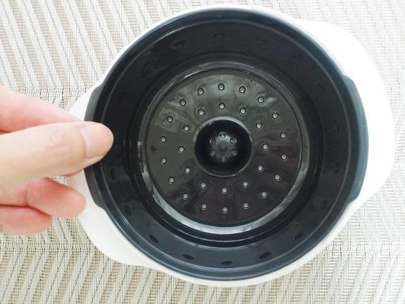 黒い容器を持っている画像