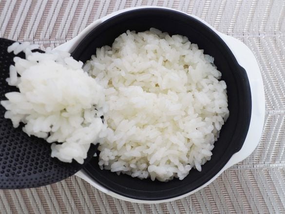 ごはんを詰める様子