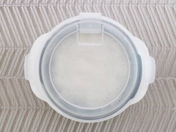 ごはんを詰めて蓋をした様子