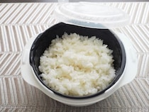 我が家の冷凍ごはんに革命が起きた！ダイソーの専用容器 vsラップを徹底比較したら“驚きの違い”