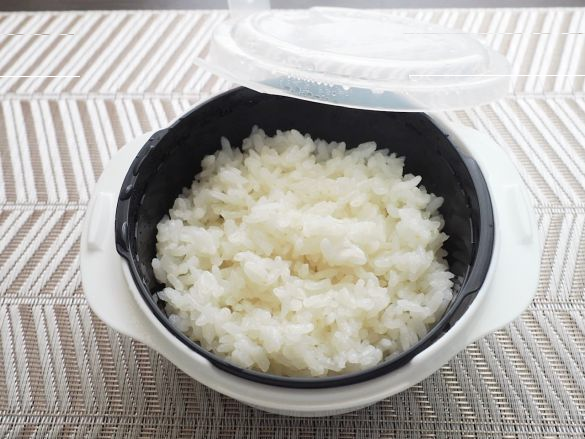 我が家の冷凍ごはんに革命が起きた！ダイソーの専用容器 vsラップを徹底比較したら“驚きの違い”