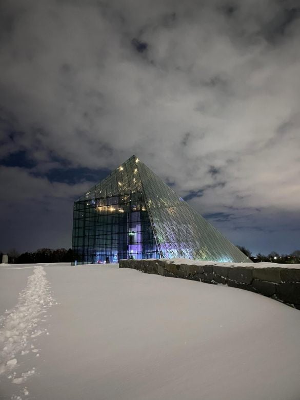  モエレ沼講演のガラスのピラミッド