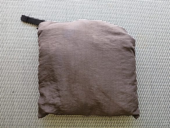  「ソフトナイロン折りたたみ収納リュック（GY）」550円/税込カラー：グレー材質：本体 ナイロン、ストラップ ポリエステル商品サイズ：本体 30×13×45cm、肩紐 88.5×2.5×0.1cm、吊紐 9×1×0.1cm