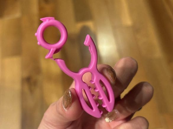 クリップのストッパーをはずす様子