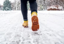 雪の中を薄着で歩く女性を発見、車で家まで送ったら「ひどい目にあいました」／びっくり体験人気記事BEST