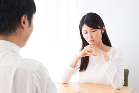 男性に相談する女性