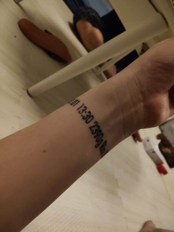  出生日、出生時間、出生体重が手首にぐるりと彫られている（提供：まっこDD双子さん @makko_barlotus）