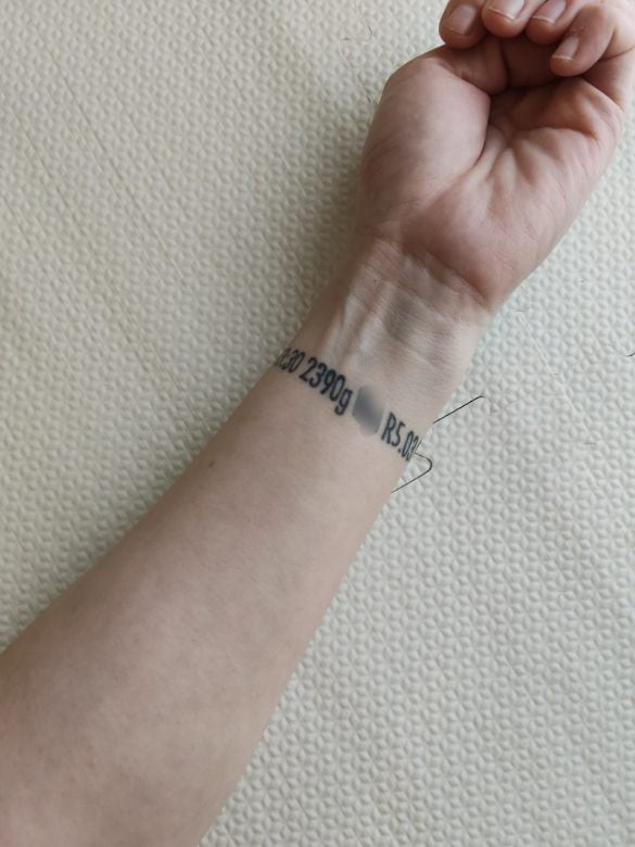  出生日と時間、体重を刻んだ。ぼかし部分には娘さんの名前が刻まれている