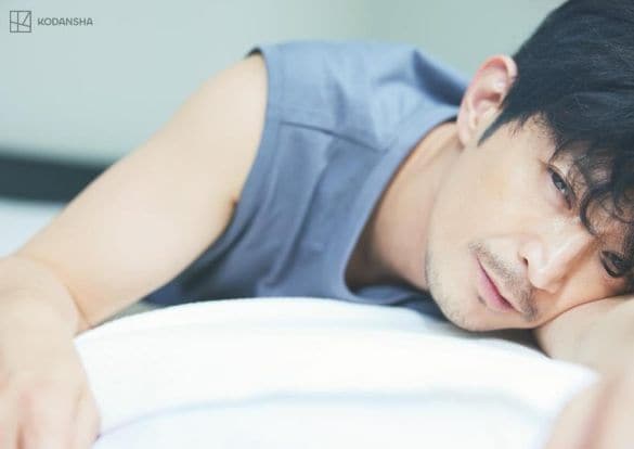  『津田健次郎 写真集　ささやき』には、こんな悩ましいカットも（講談社、同書リリースより）