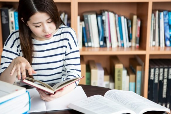 図書館で勉強する女性