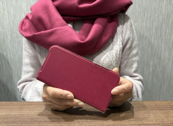  実際の松田さん（仮名）。63歳の今もピンクが多い