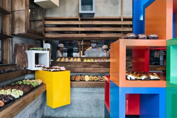  2025年11月にリニューアルオープンした「I'm donut？グルテンフリー渋谷青山通り」内観（リリースより）