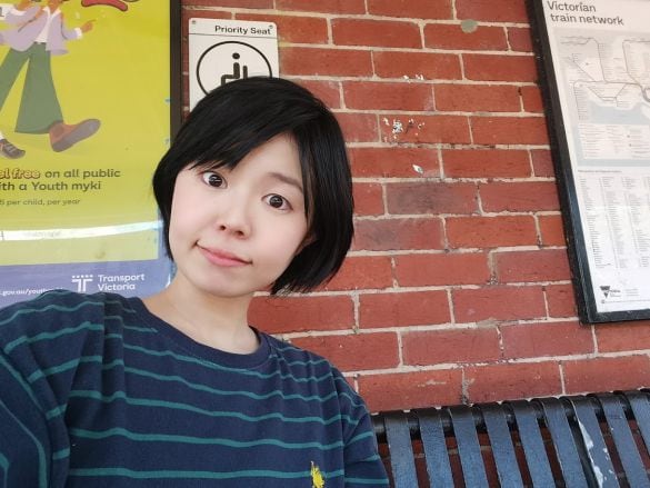  駅のベンチ。なお、「優先席」に座っていますが、駅に人はゼロでした