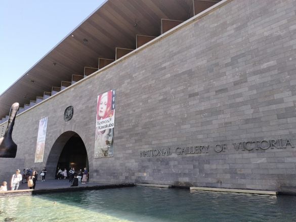  Westwood Kawakuboのポスターがある入り口