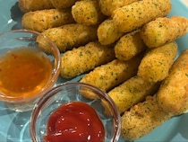 コストコで1.2kgの衝撃！1本8cmの背徳「チーズスティック」が凄すぎた。約40本入りで最強の“冷凍ストック”