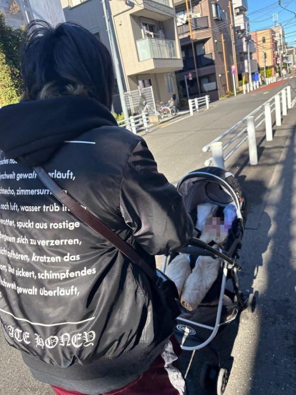  ベビーカーを押す夫