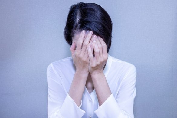 泣く女性