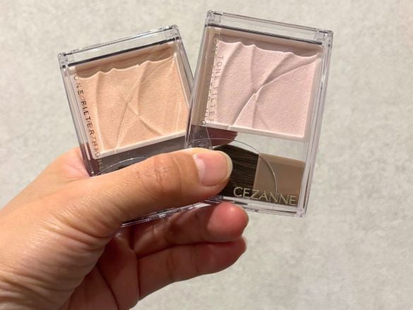  左が既存色「01 フィルターベージュ」、右が新色「02 フィルターピンク」