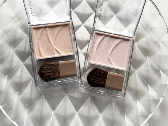  左が既存色「01 フィルターベージュ」、右が新色「02 フィルターピンク」