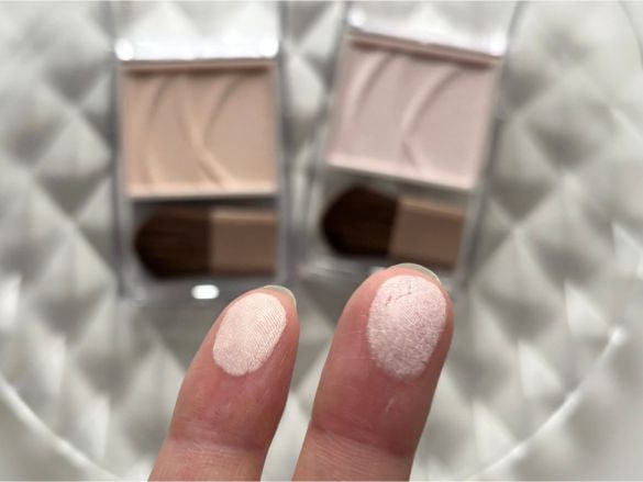  左が既存色「01 フィルターベージュ」、右が新色「02 フィルターピンク」