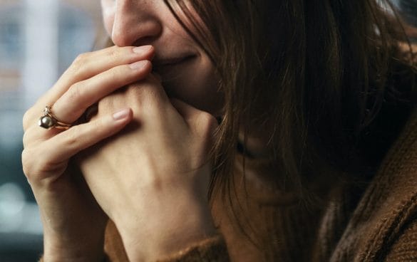 ショックで涙する女性