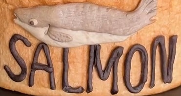  「SALMON」の文字もパンでできている