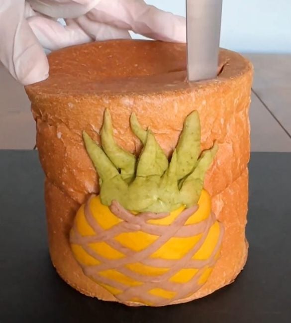  ナイフで缶詰（のパン）に切れ込みを入れると……