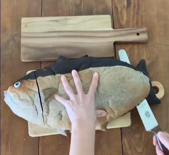  まぐろ（を模したパン）を2枚におろすと……