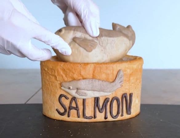 パンで作られた「鮭の缶詰」の中身に衝撃!「おなかから大量の…」作者の正体は?本人を直撃